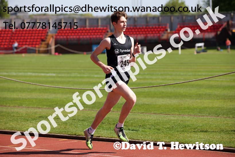 Boys under-15s 800 metres, North Eastern Champs, Gateshead Stadium. Photo: David T. Hewitson/Sports for All Pics